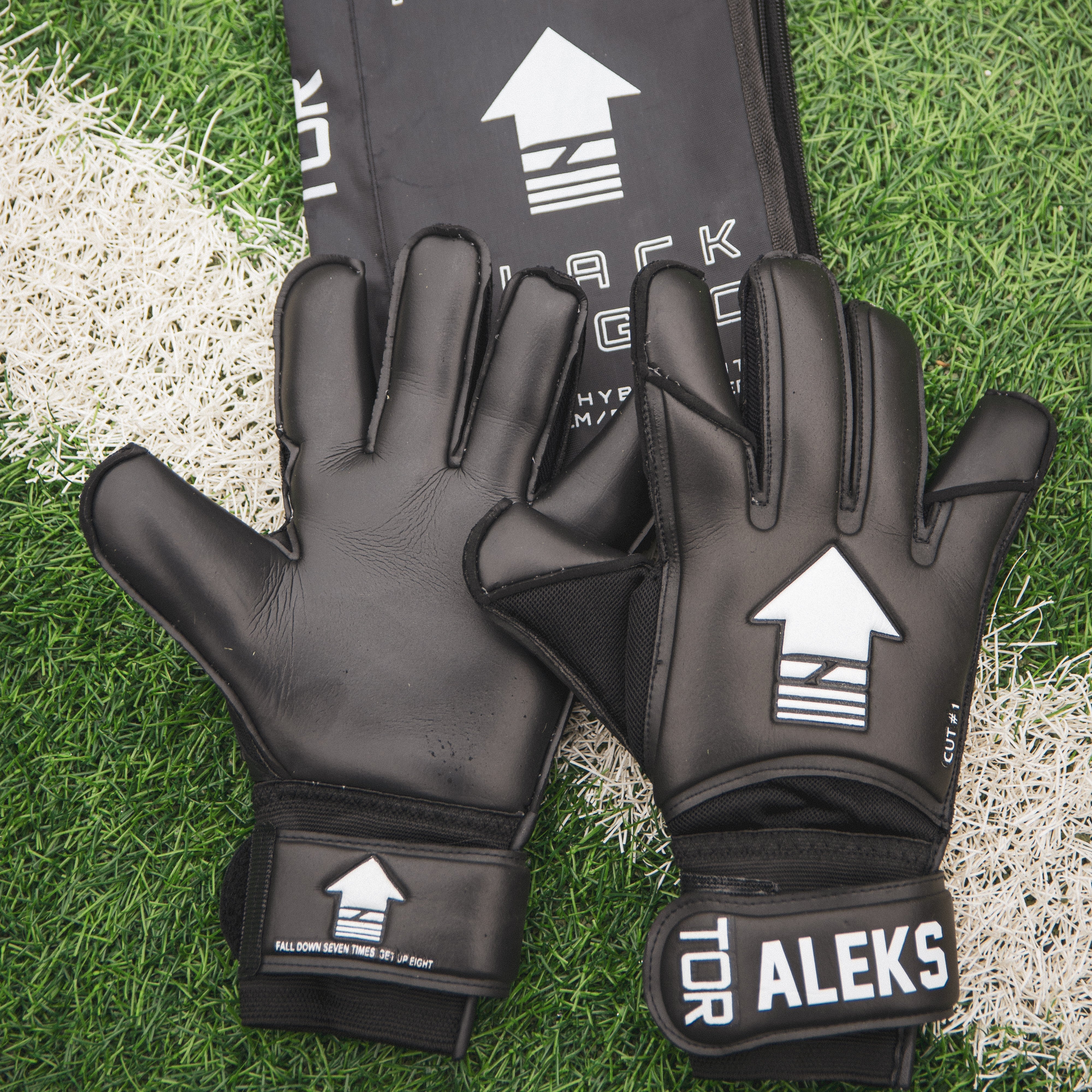 Cut #1 - Hybrid Cut (Flat Palm/Roll Finger) Black/White